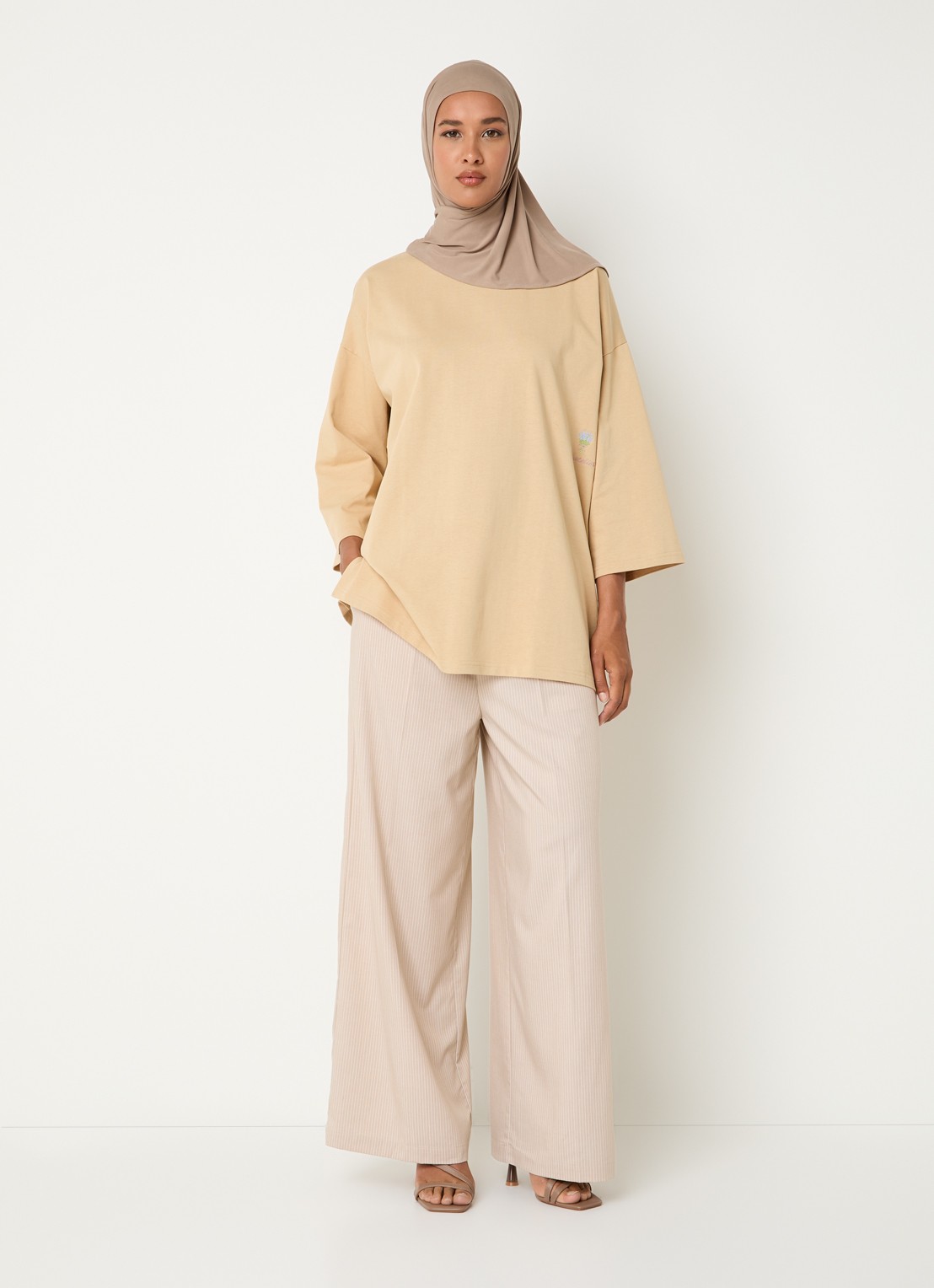 LES Atelier Nada oversized T-shirt met logoborduring - voorkant 2 khaki