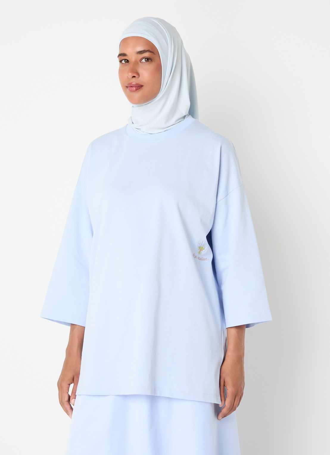 LES Atelier Nada oversized T-shirt met logoborduring - detail lichtblauw