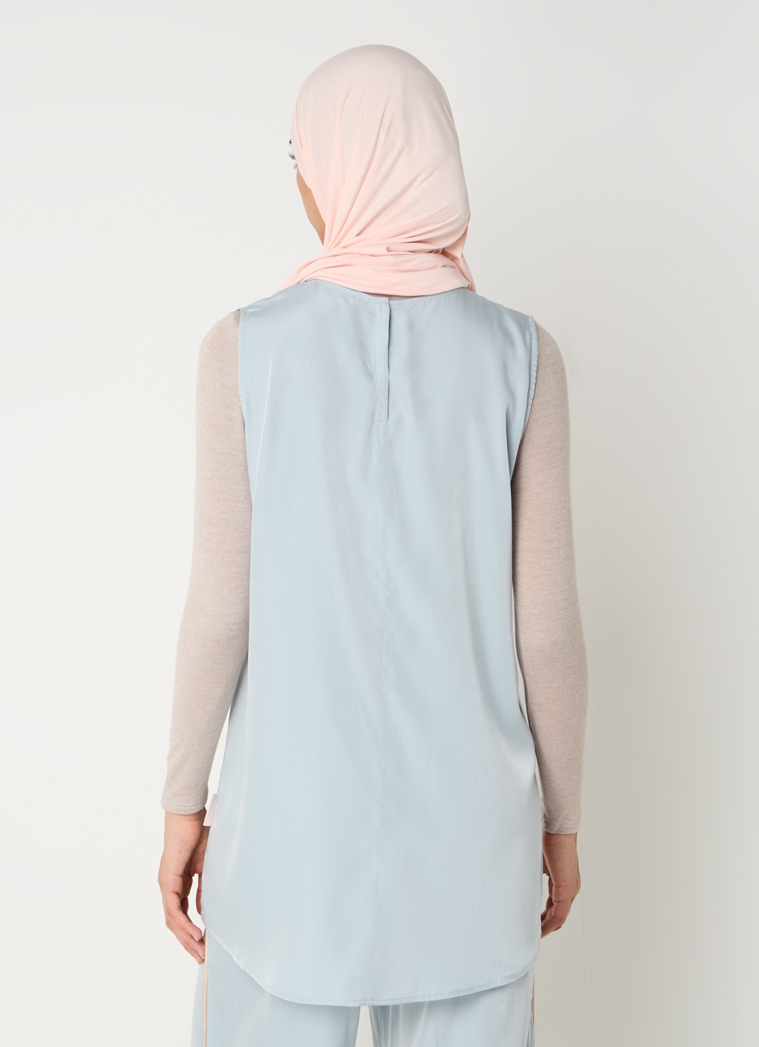 LES Atelier Sky mouwloze top met glanzende finish - achterkant lichtblauw