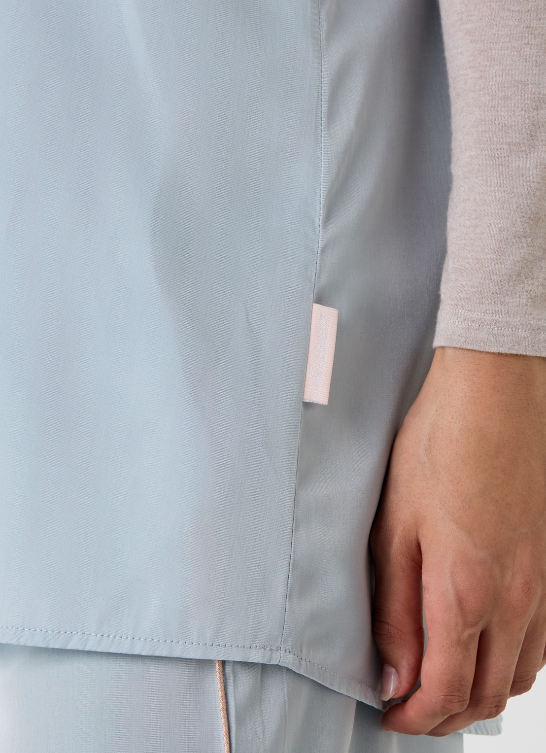 LES Atelier Sky mouwloze top met glanzende finish - detail 5 lichtblauw