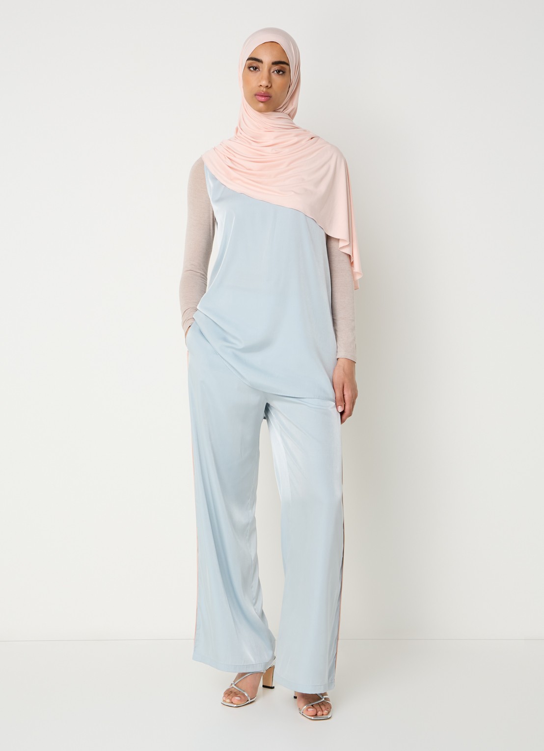 LES Atelier Sky mouwloze top met glanzende finish - voorkant 3 lichtblauw