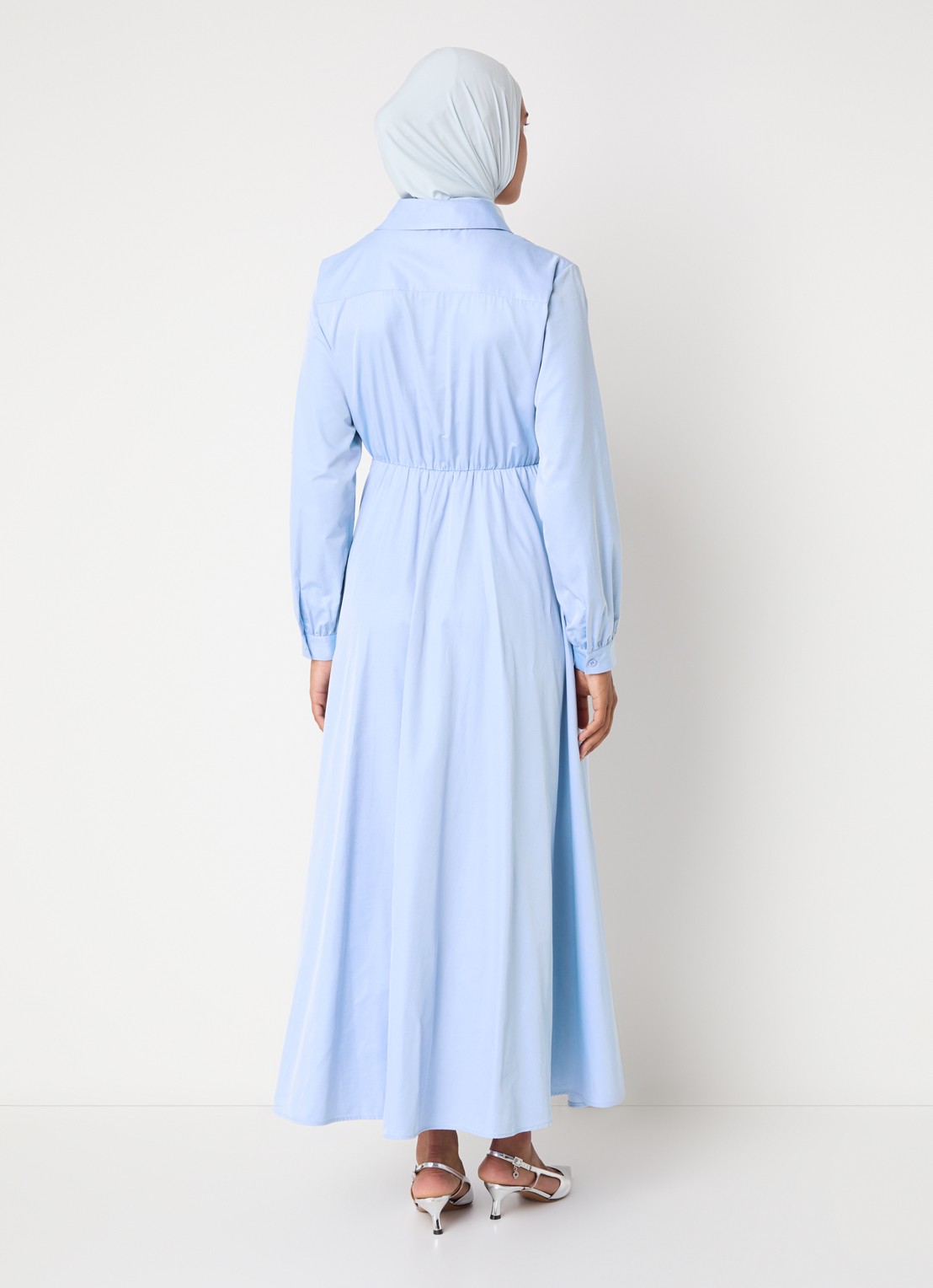 LES Atelier Sofia maxi wikkeljurk met steekzakken - achterkant 3 lichtblauw