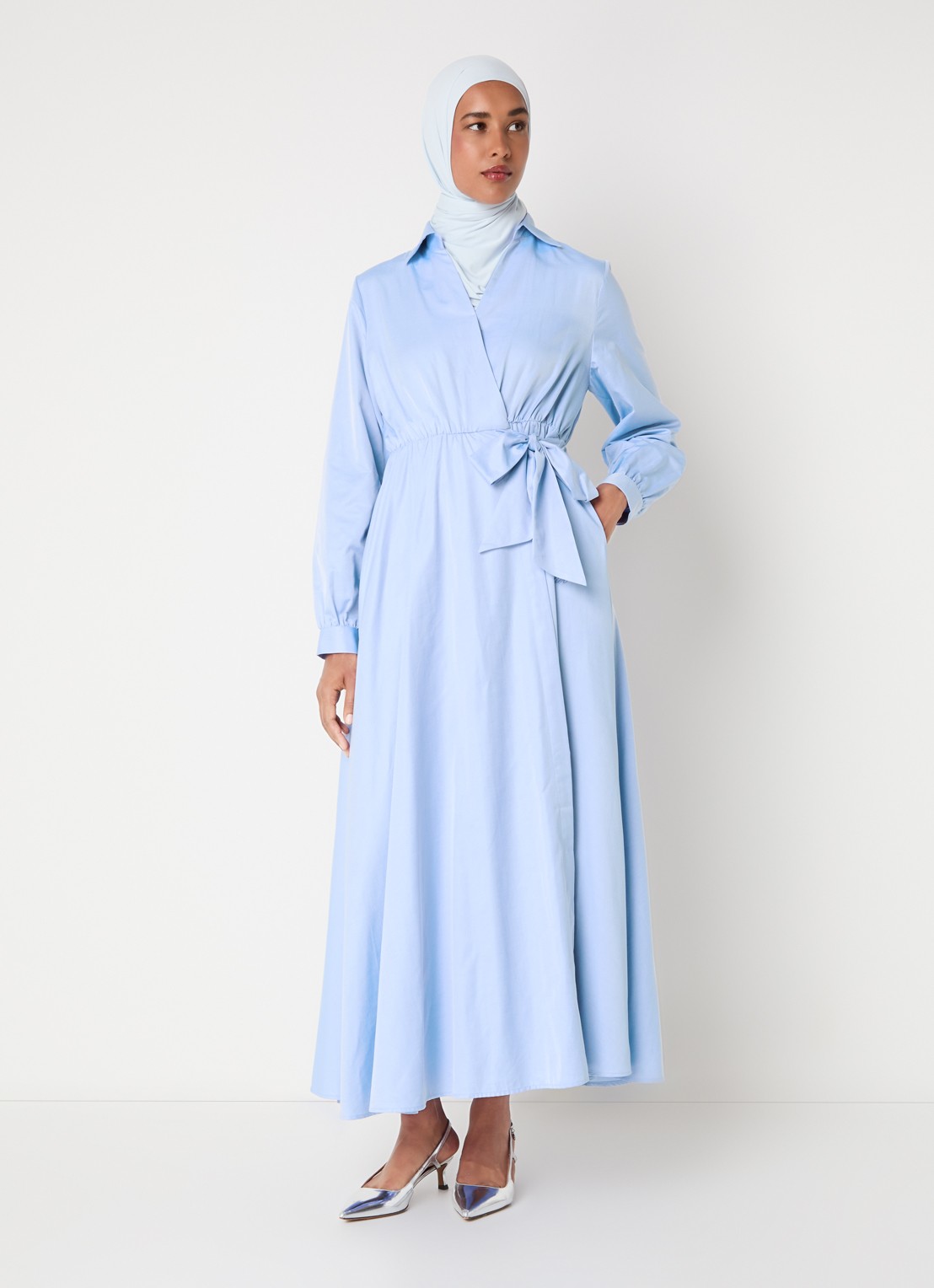 LES Atelier Sofia maxi wikkeljurk met steekzakken - detail 4 lichtblauw