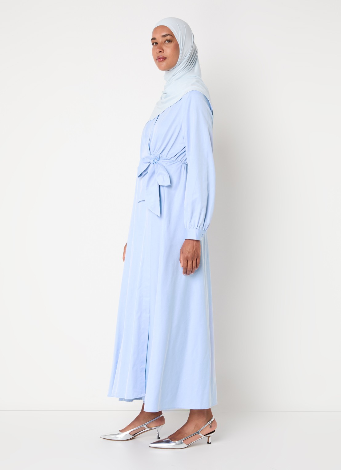 LES Atelier Sofia maxi wikkeljurk met steekzakken - voorkant 2 lichtblauw