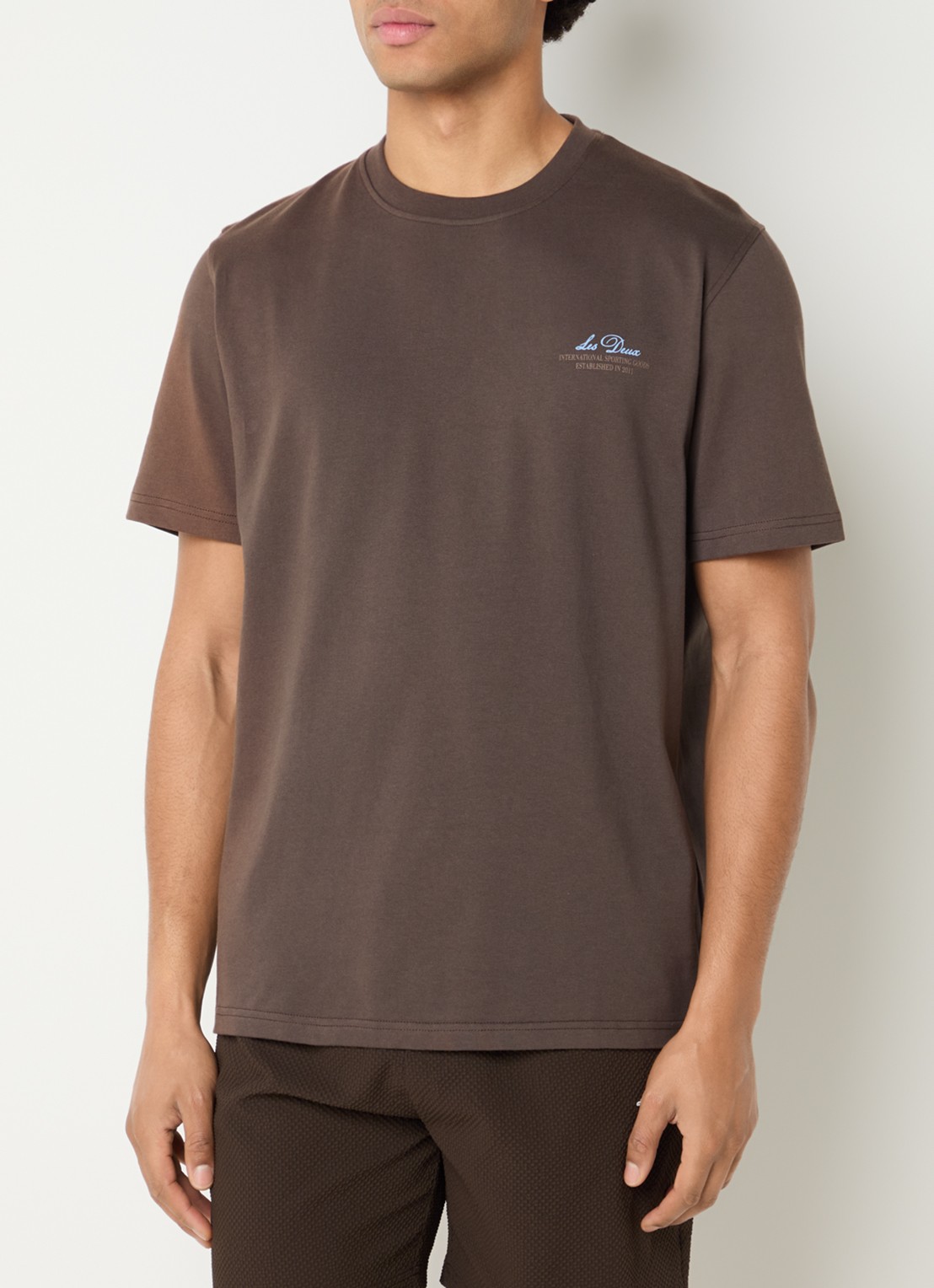Les Deux Ben Globe T-shirt met logo- en backprint - achterkant 3 donkerbruin