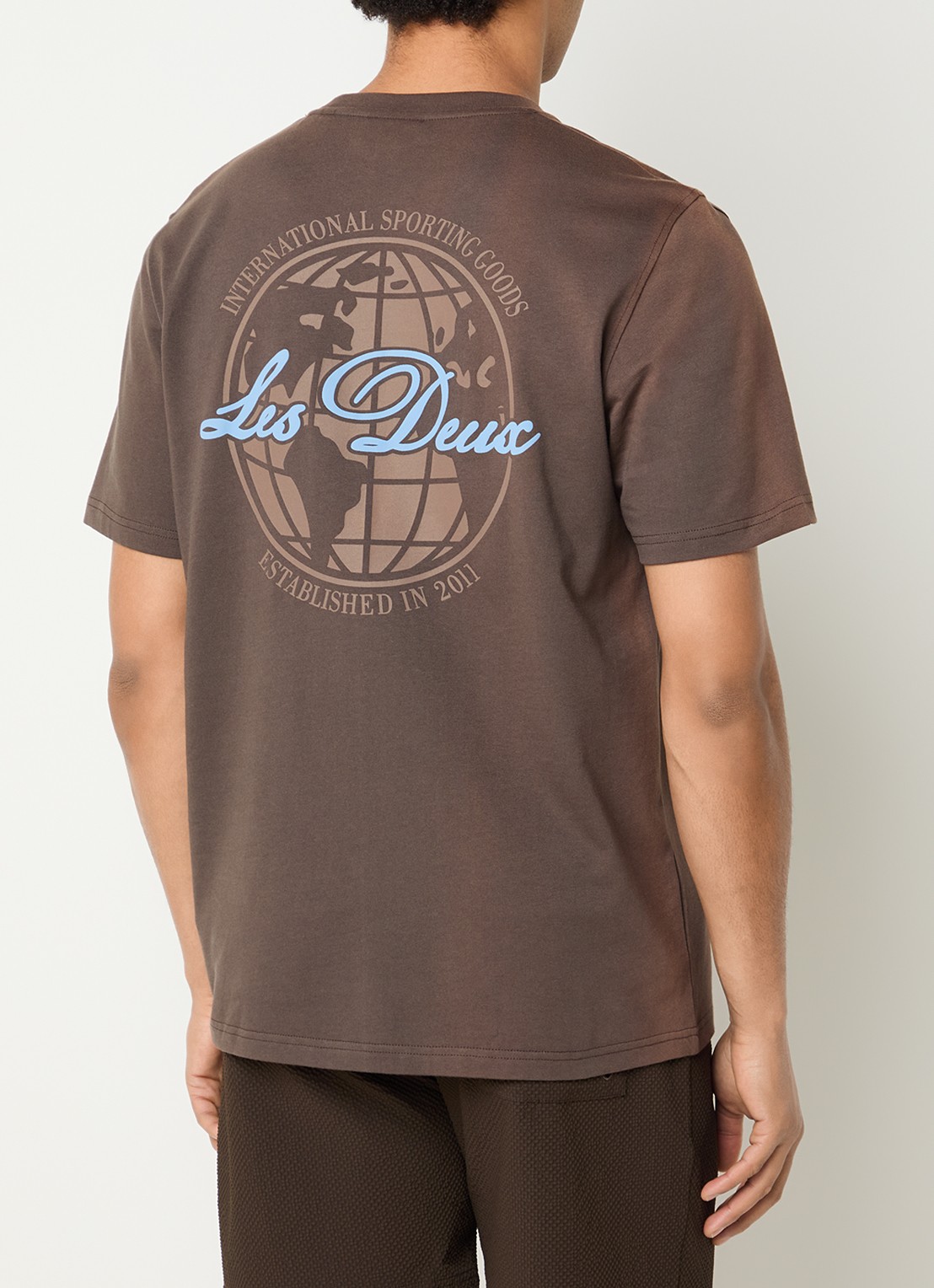 Les Deux Ben Globe T-shirt met logo- en backprint - detail 4 donkerbruin