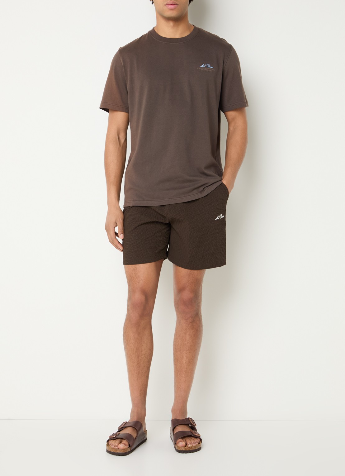 Les Deux Ben Globe T-shirt met logo- en backprint - voorkant 2 donkerbruin