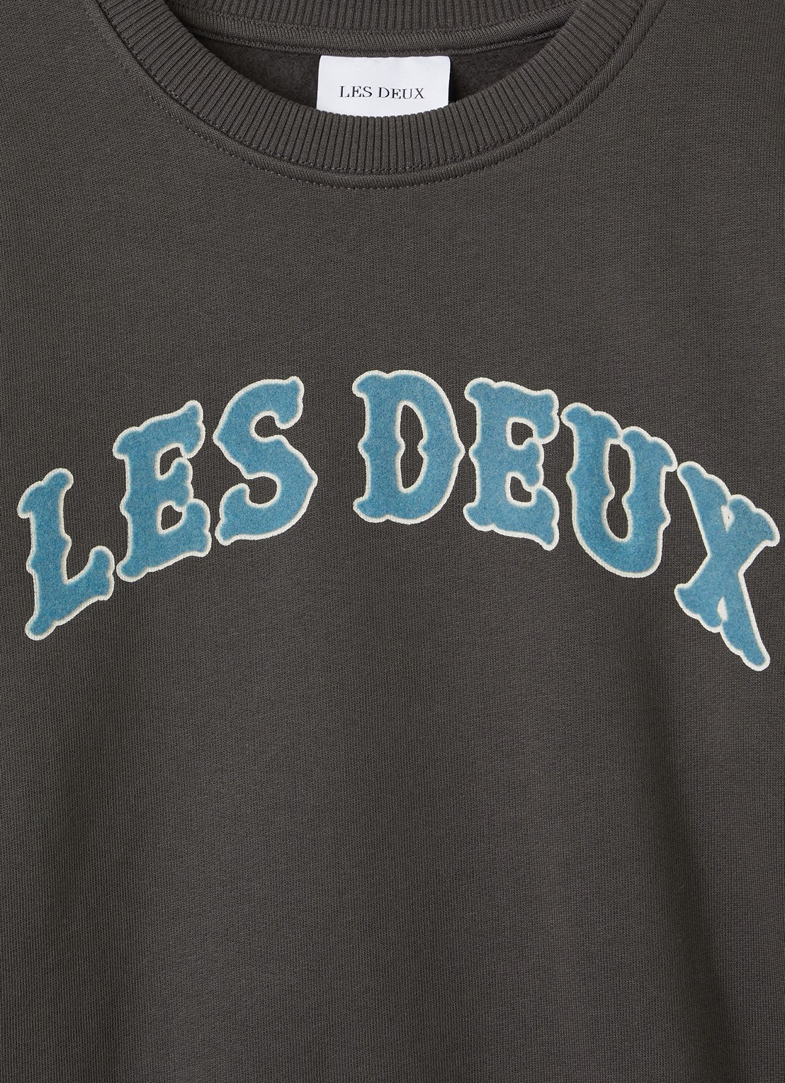 Les Deux Brady Western sweater met flock logoprint - detail donkergrijs