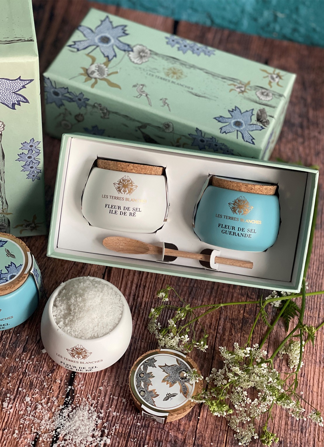 Les Terres Blanches  Fleur de Sel Ile de Ré en Fleur de Sel Guérande zeezoutvlokken in geschenkverpakking 2 x 50 gram - voorkant 2 undefined