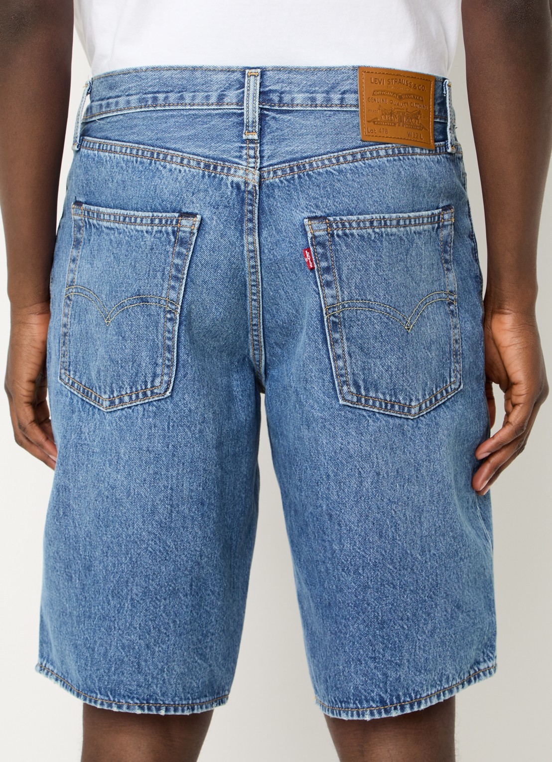 Levi's 478 loose fit korte broek van denim met medium wassing - achterkant indigo
