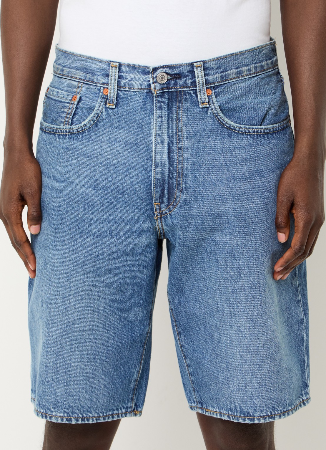 Levi's 478 loose fit korte broek van denim met medium wassing - detail 2 indigo