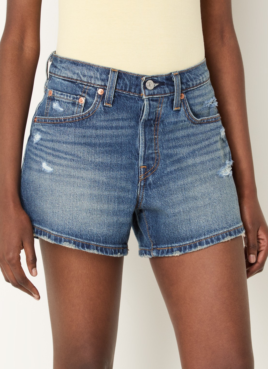 Levi's 501 Curve mid waist straight fit korte broek van denim met destroyed afwerking - detail indigo