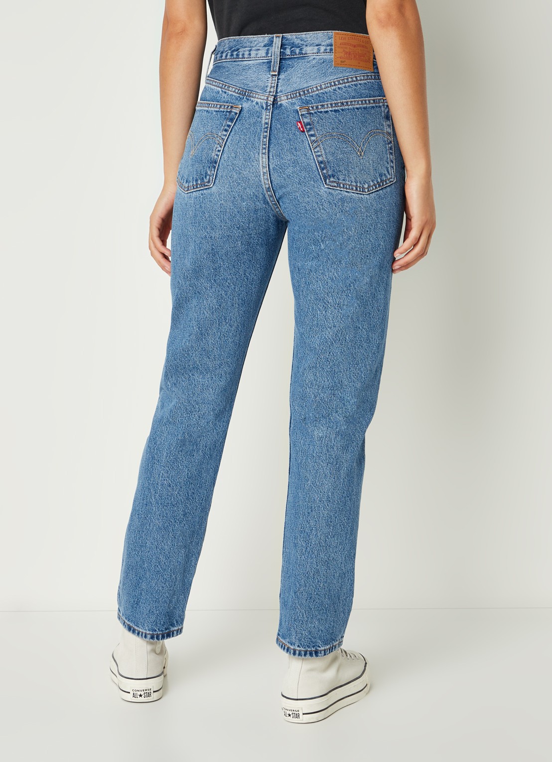 Levi's 501 High waist cropped straight leg jeans met medium wassing - achterkant indigo