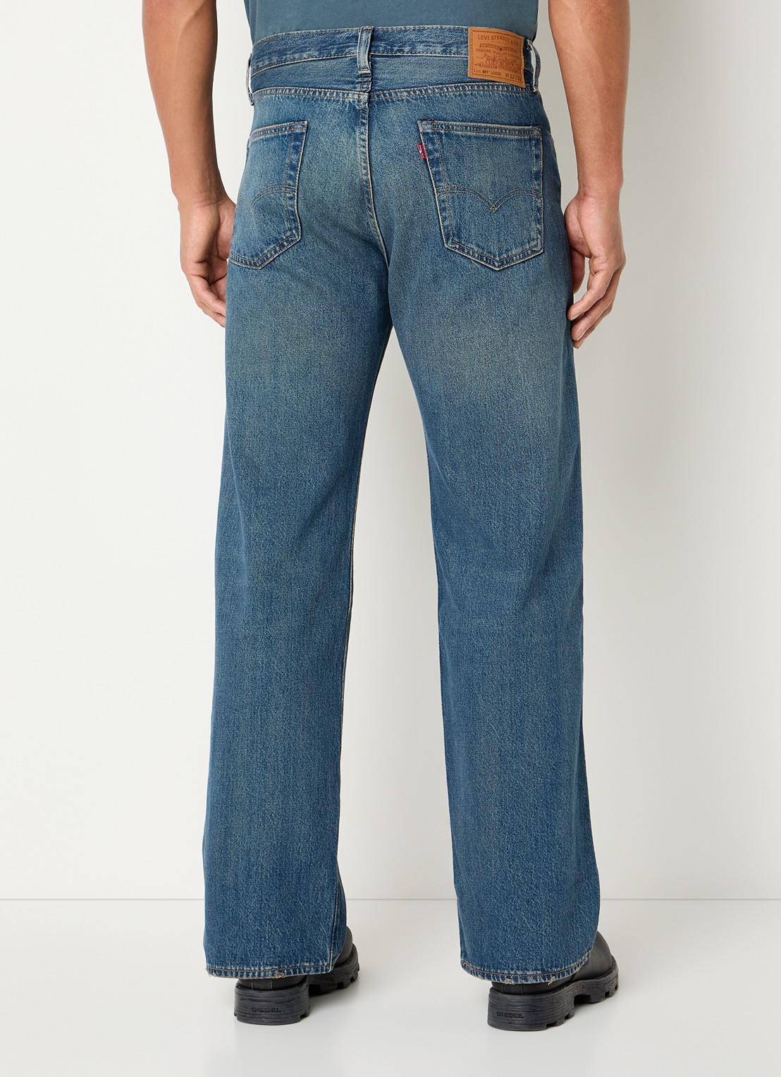 Levi's 501 loose fit jeans met medium wassing - achterkant 3 indigo