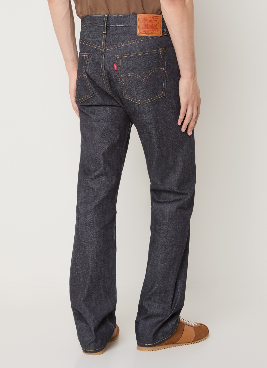 Levi's 501 straight leg jeans met donkere wassing - achterkant indigo