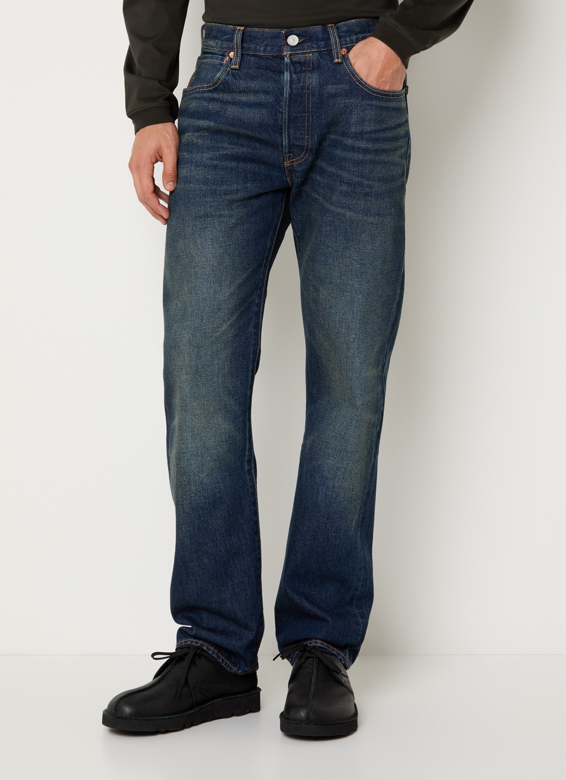 Levi's 501 straight leg jeans met donkere wassing - detail indigo