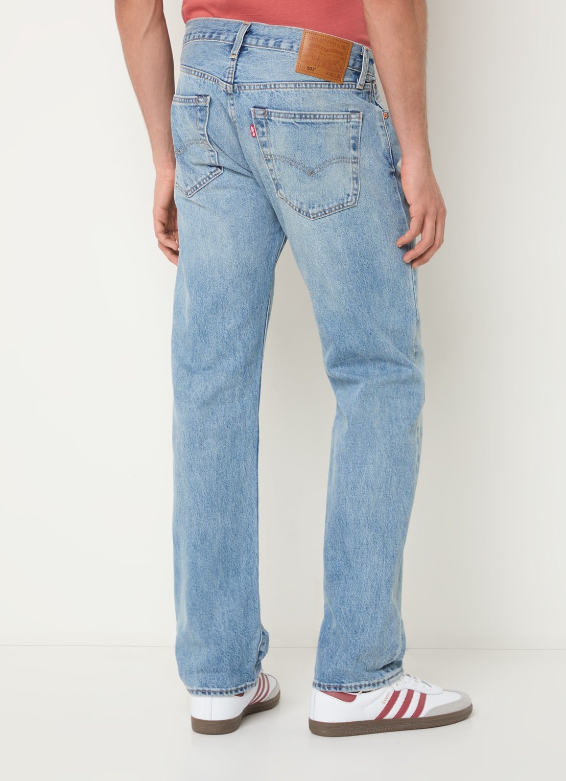 Levi's 501 straight leg jeans met lichte wassing - achterkant indigo