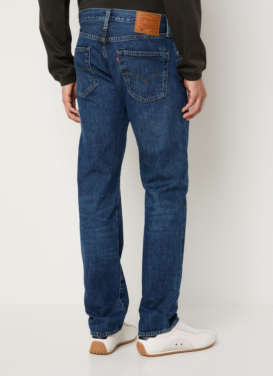 Levi's 501 straight leg jeans met medium wassing - achterkant indigo