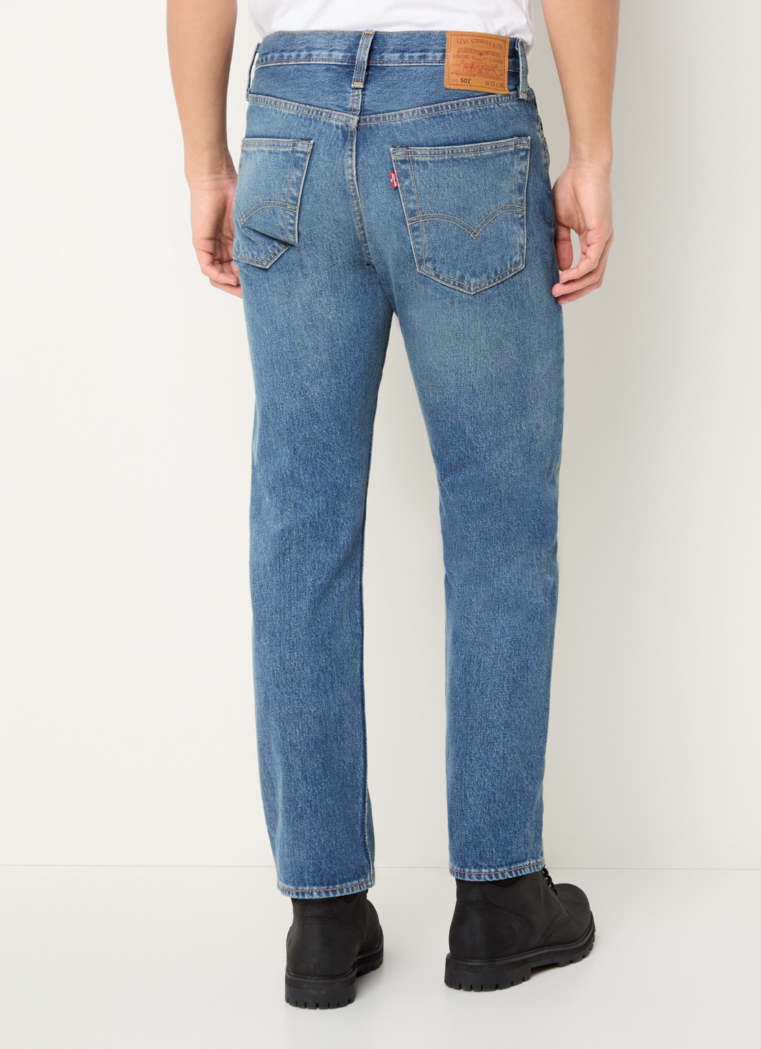 Levi's 501 straight leg jeans met medium wassing - achterkant indigo