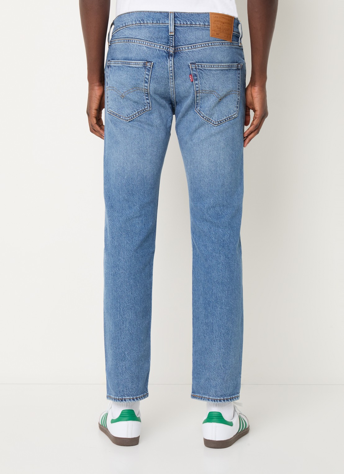 Levi's 502 tapered jeans  met medium wassing - achterkant 5 indigo
