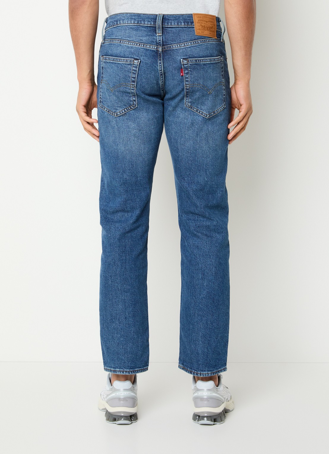 Levi's 502 tapered jeans met medium wassing - achterkant 3 indigo