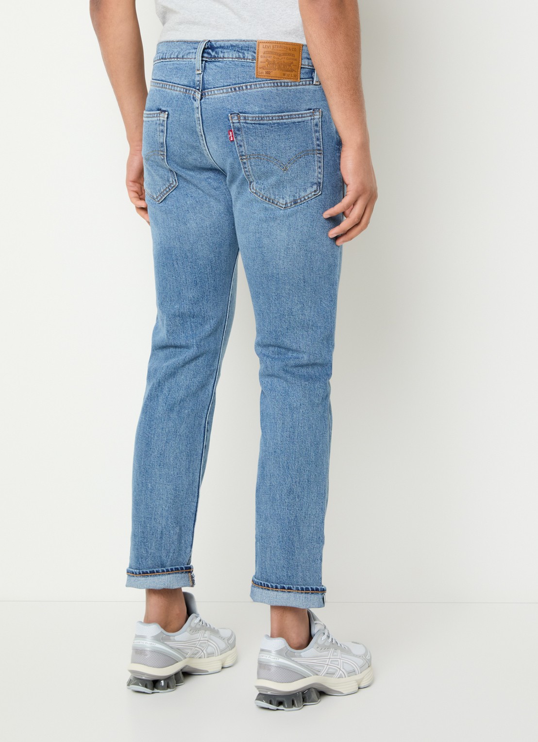 Levi's 502 tapered jeans  met medium wassing - achterkant indigo