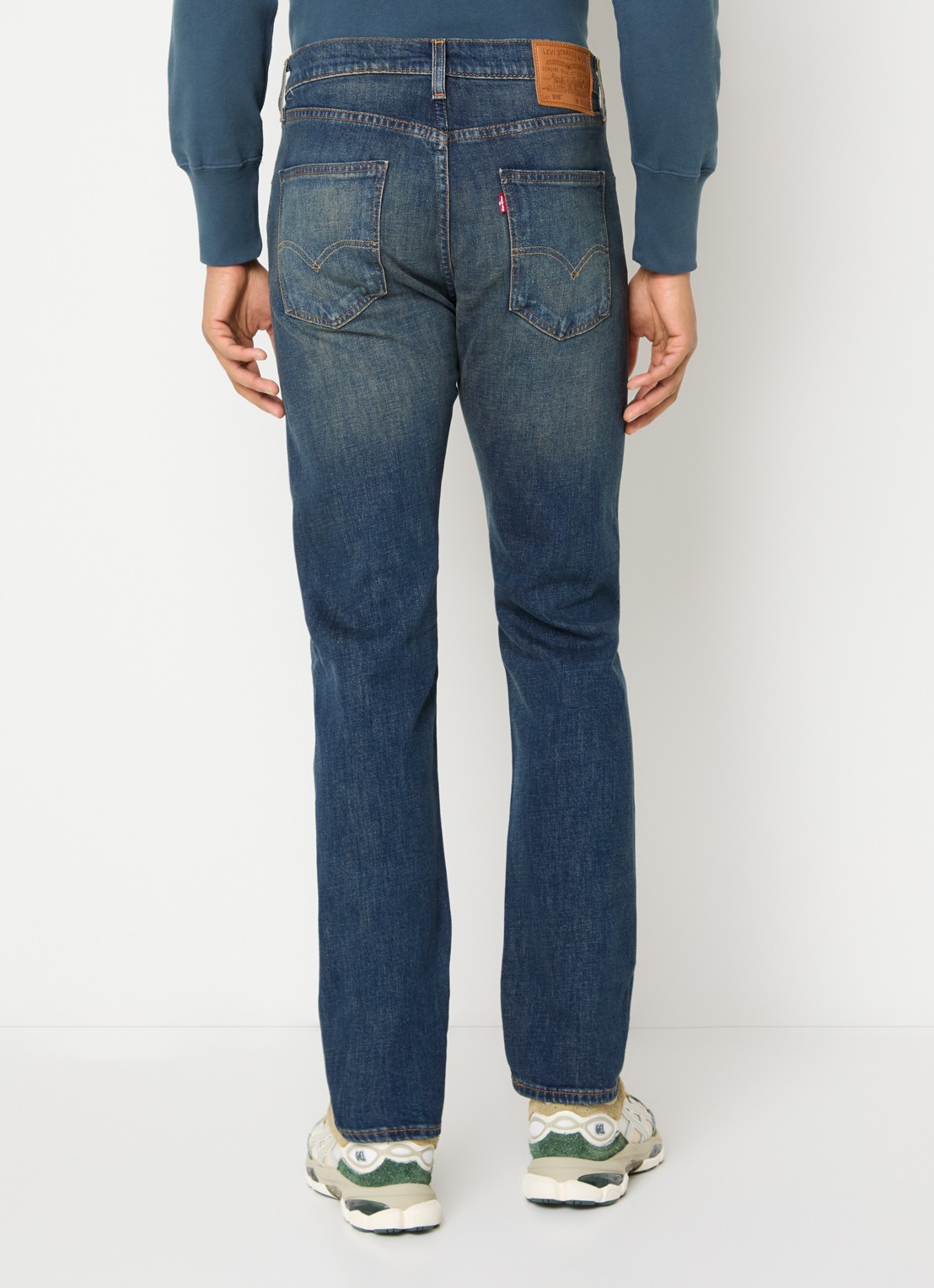Levi's 518 slim fit jeans met medium wassing - achterkant 3 indigo