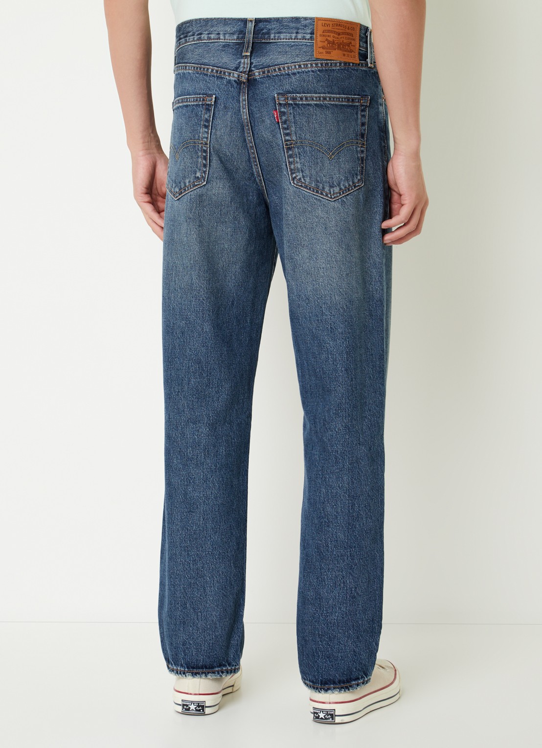 Levi's 568 loose fit jeans met medium wassing - achterkant indigo