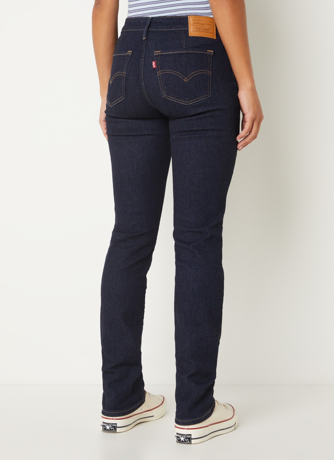 Levi's 712 mid waist slim fit jeans met donkere wassing - achterkant indigo