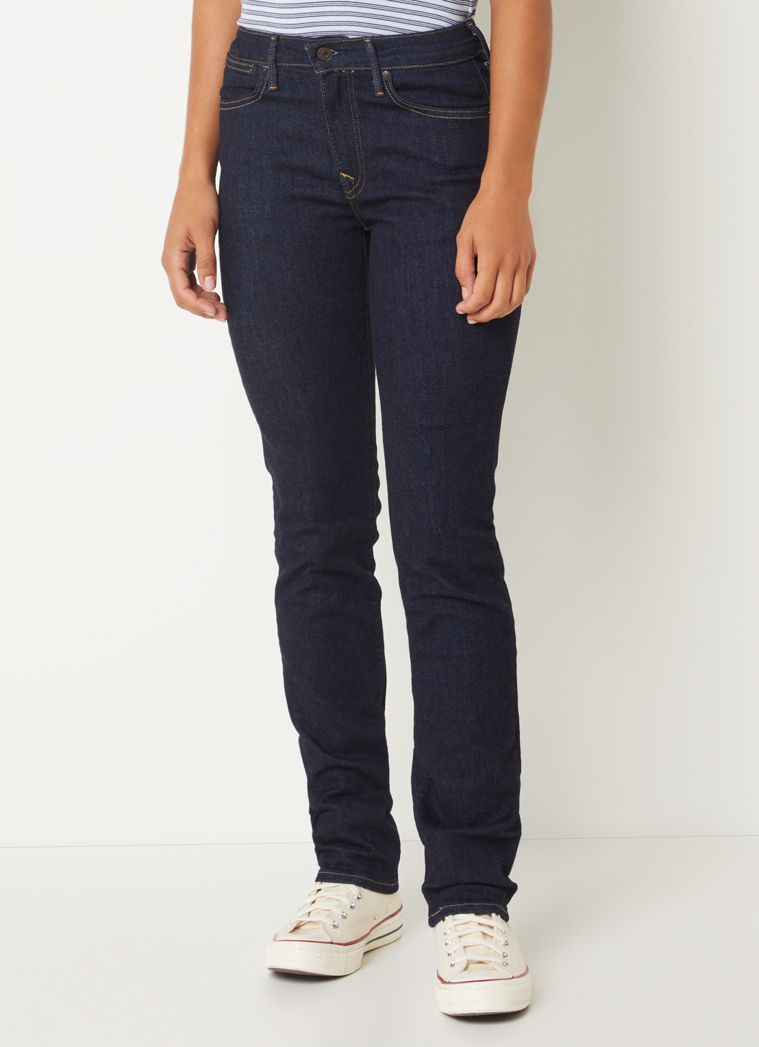 Levi's 712 mid waist slim fit jeans met donkere wassing - detail 4 indigo