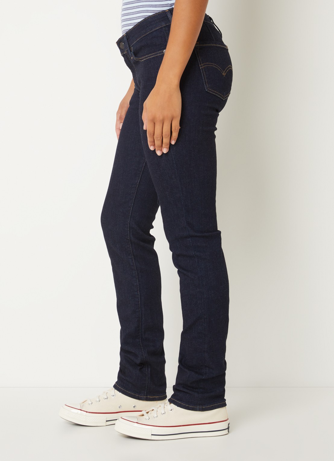 Levi's 712 mid waist slim fit jeans met donkere wassing - detail 5 indigo