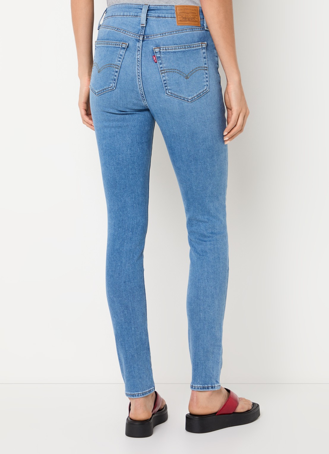 Levi's 721 high waist skinny jeans met lichte wassing - achterkant indigo