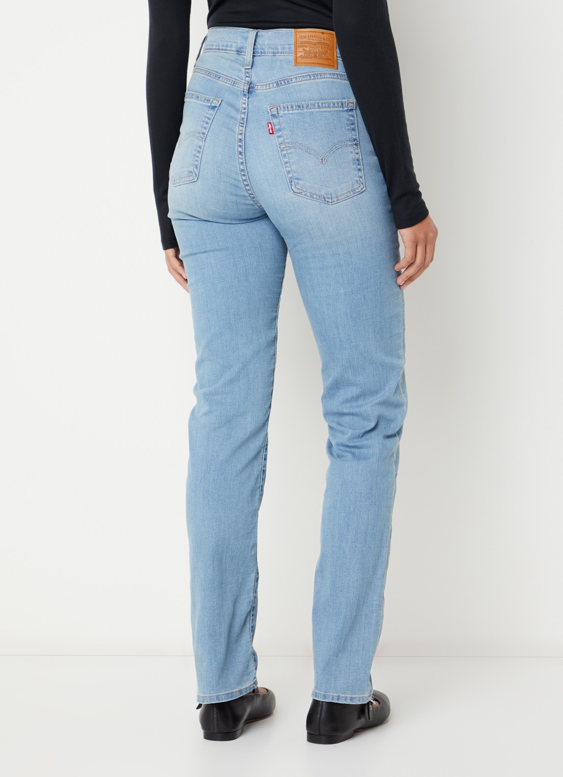 Levi's 724 mid waist slim fit jeans met lichte wassing - achterkant indigo