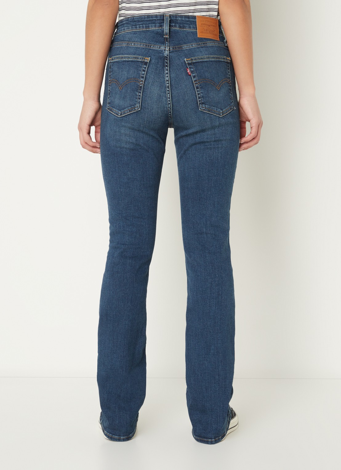 Levi's 725 High waist bootcut jeans  met medium wassing - achterkant indigo