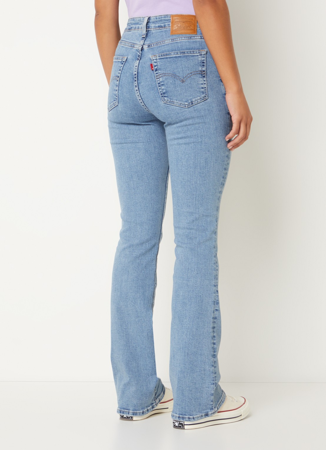 Levi's 725 high waist bootcut jeans met medium wassing - achterkant indigo