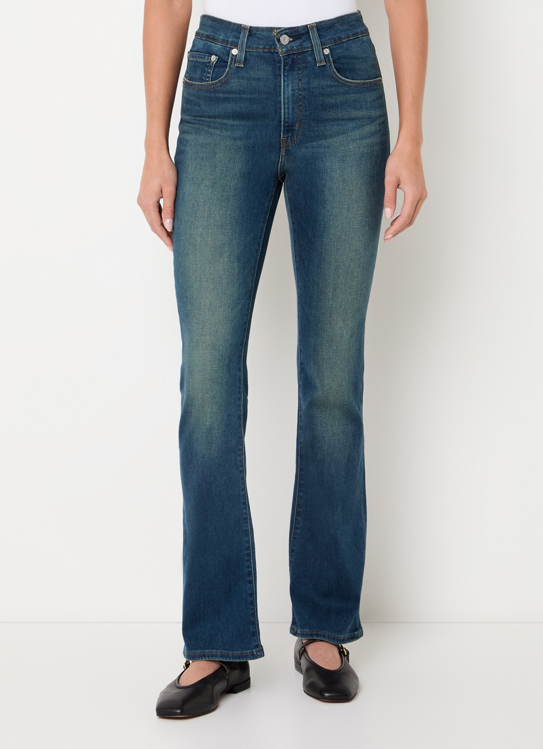 Levi's 725 high waist flared fit jeans met medium wassing - detail indigo