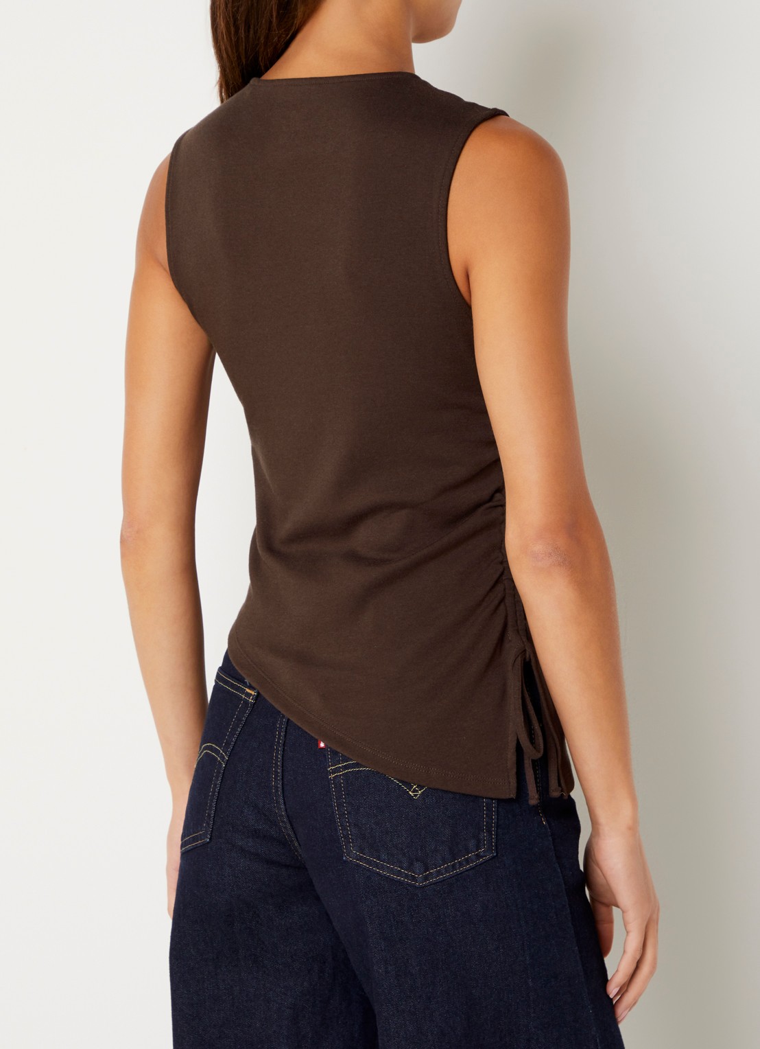 Levi's Alila mouwloze top met ronde hals - achterkant 3 donkerbruin