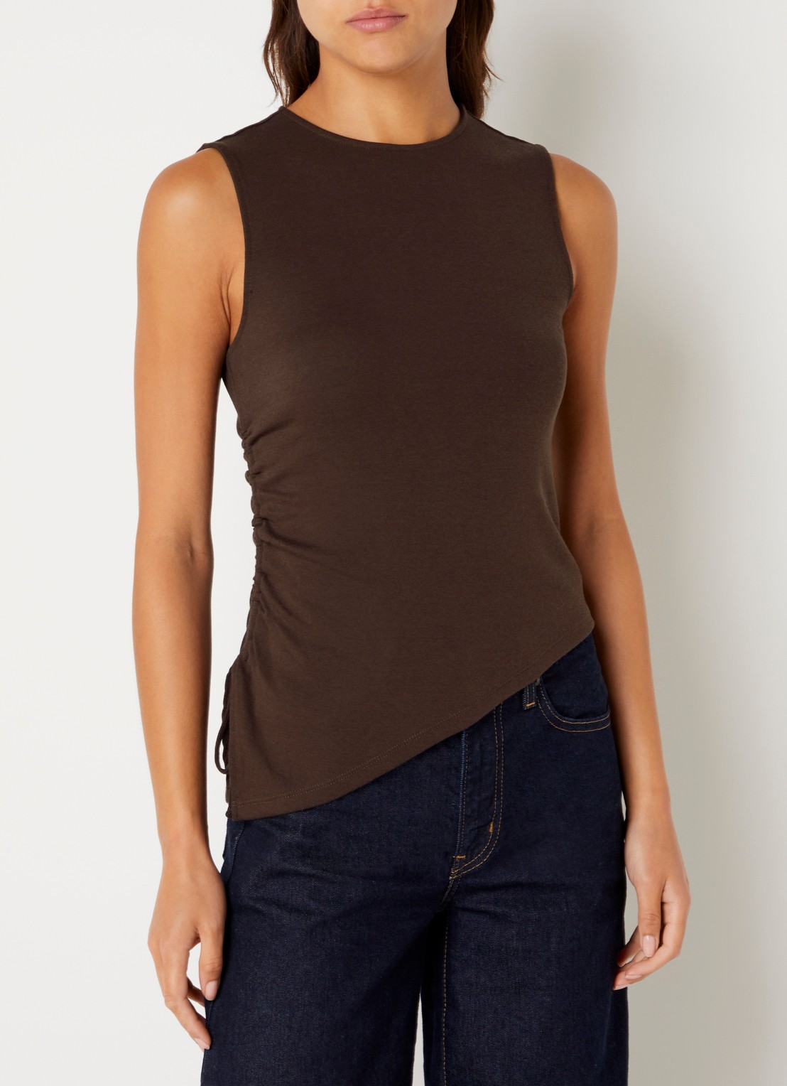Levi's Alila mouwloze top met ronde hals - detail 4 donkerbruin