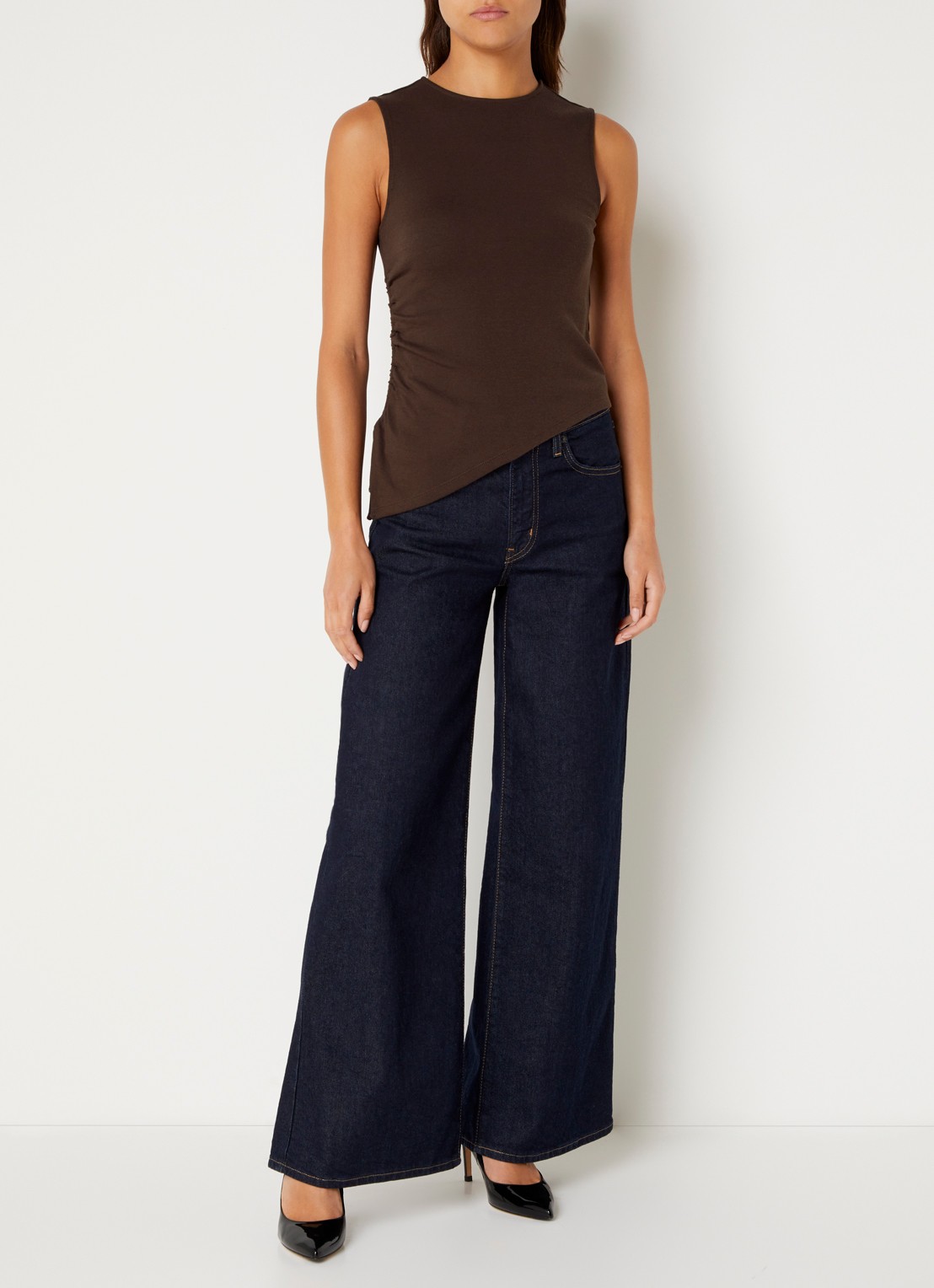Levi's Alila mouwloze top met ronde hals - voorkant 2 donkerbruin