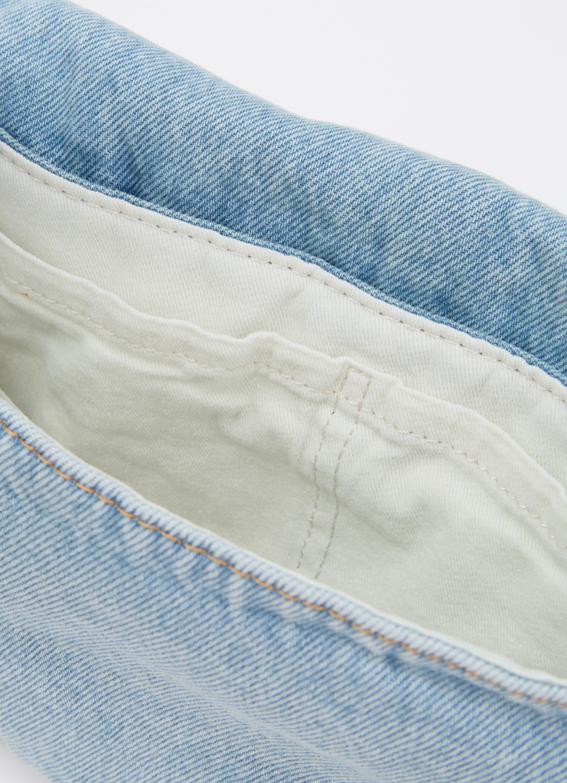 Levi's Brannan schoudertas van denim met verstelbare schouderriem - detail 2 lichtblauw