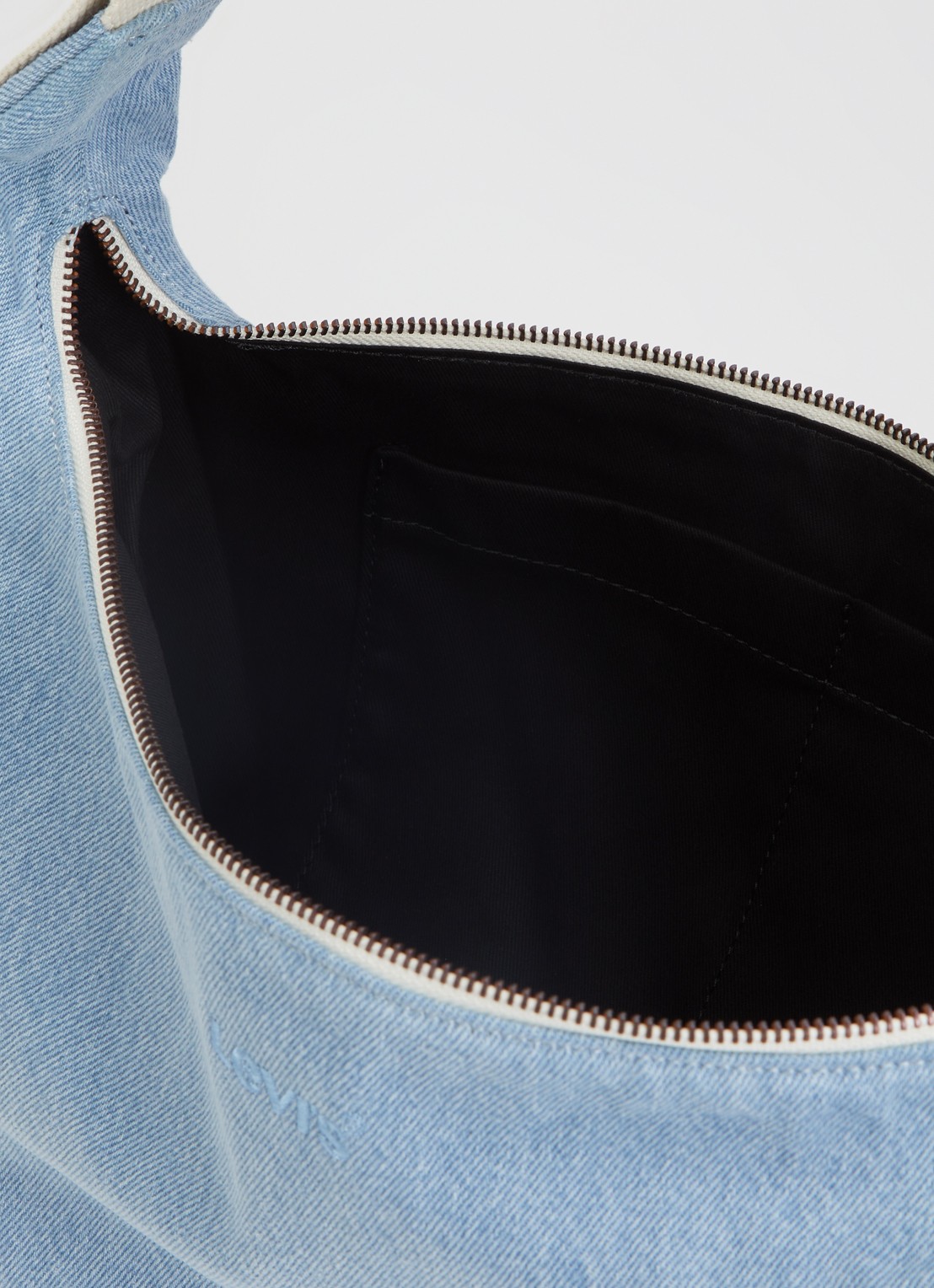 Levi's Brooklyn M schoudertas van denim met verstelbare schouderriem - detail 2 indigo