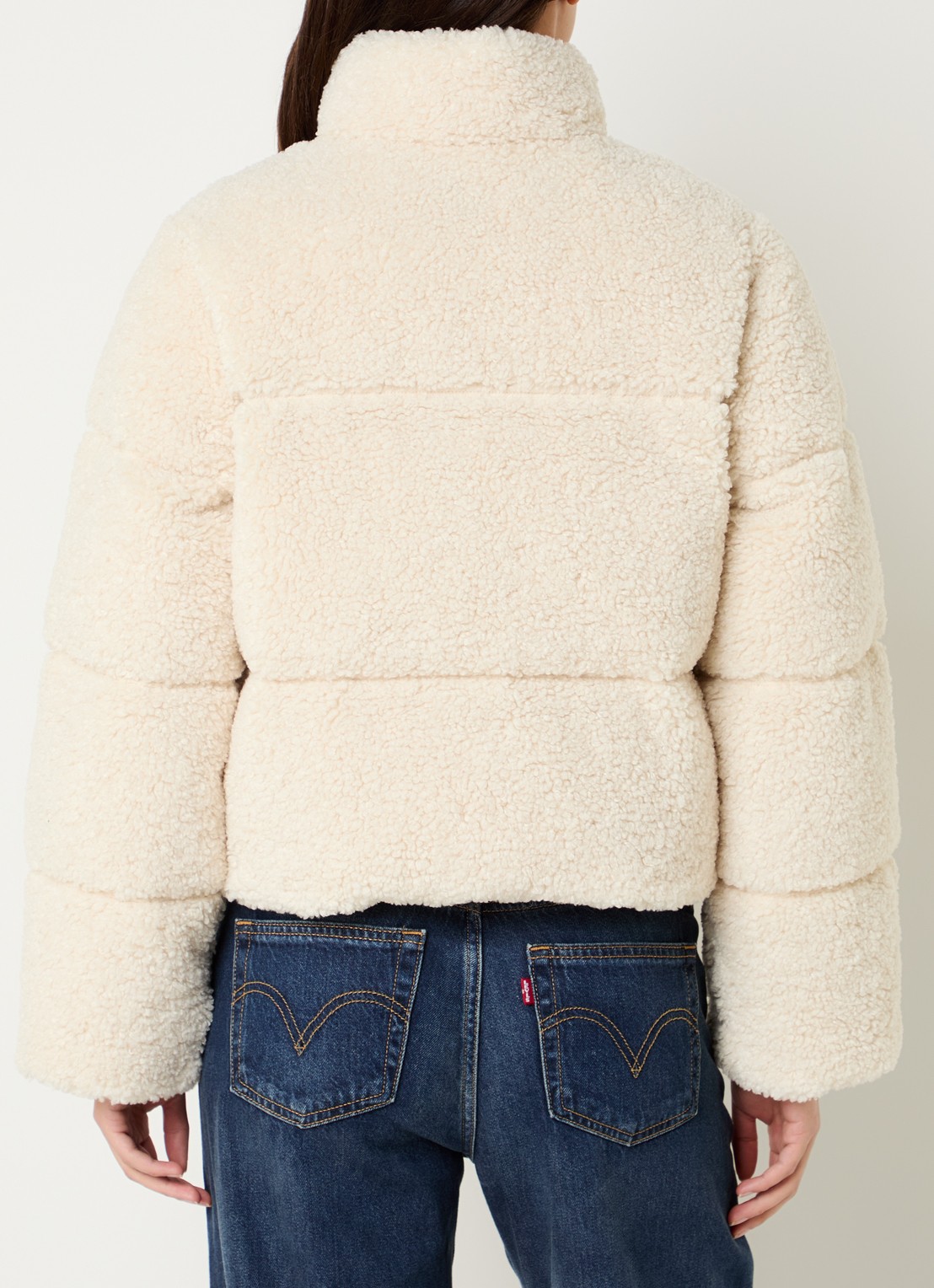 Levi's Brynn cropped puffer jack van teddy met steekzakken - achterkant 3 creme