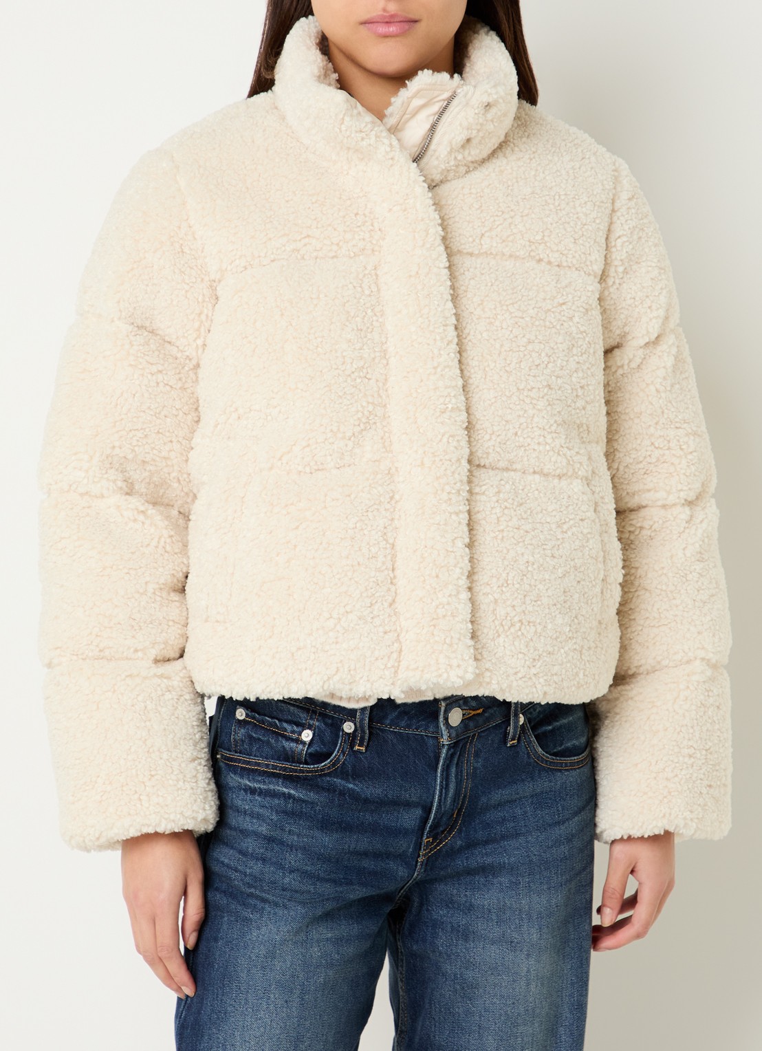 Levi's Brynn cropped puffer jack van teddy met steekzakken - detail 4 creme