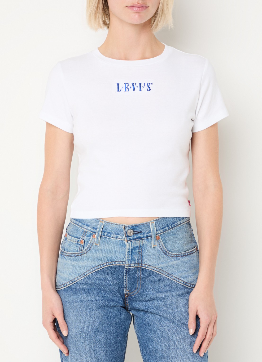 Levi's Cropped T-shirt met logoborduring - detail 3 wit