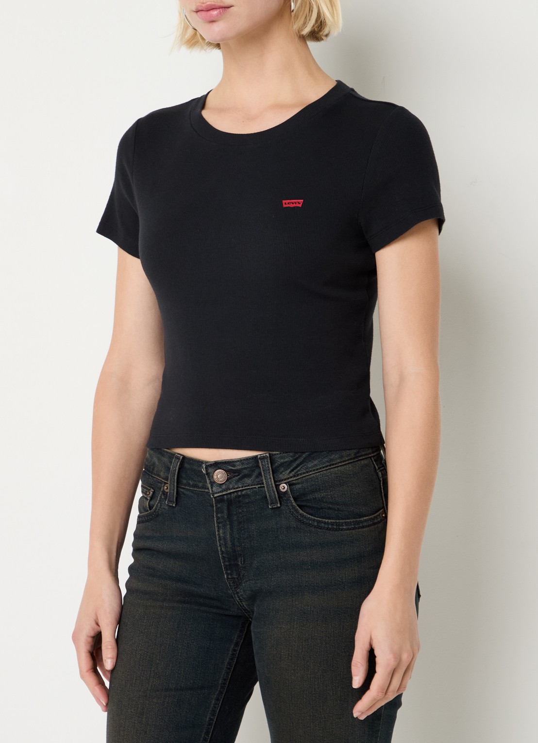 Levi's Cropped T-shirt met ribstructuur en logo - detail zwart