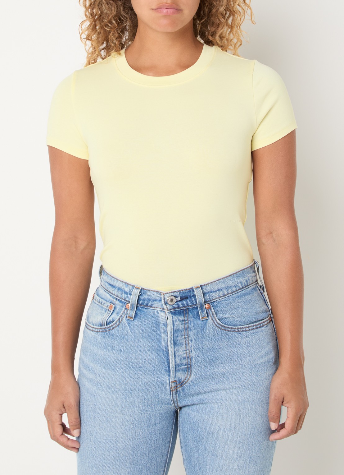 Levi's Cropped T-shirt met ronde hals - detail 3 lichtgeel