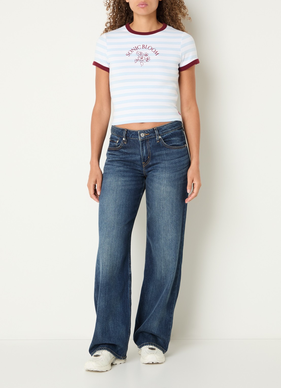 Levi's Cropped T-shirt met streepprint en borduring - voorkant 3 lichtblauw