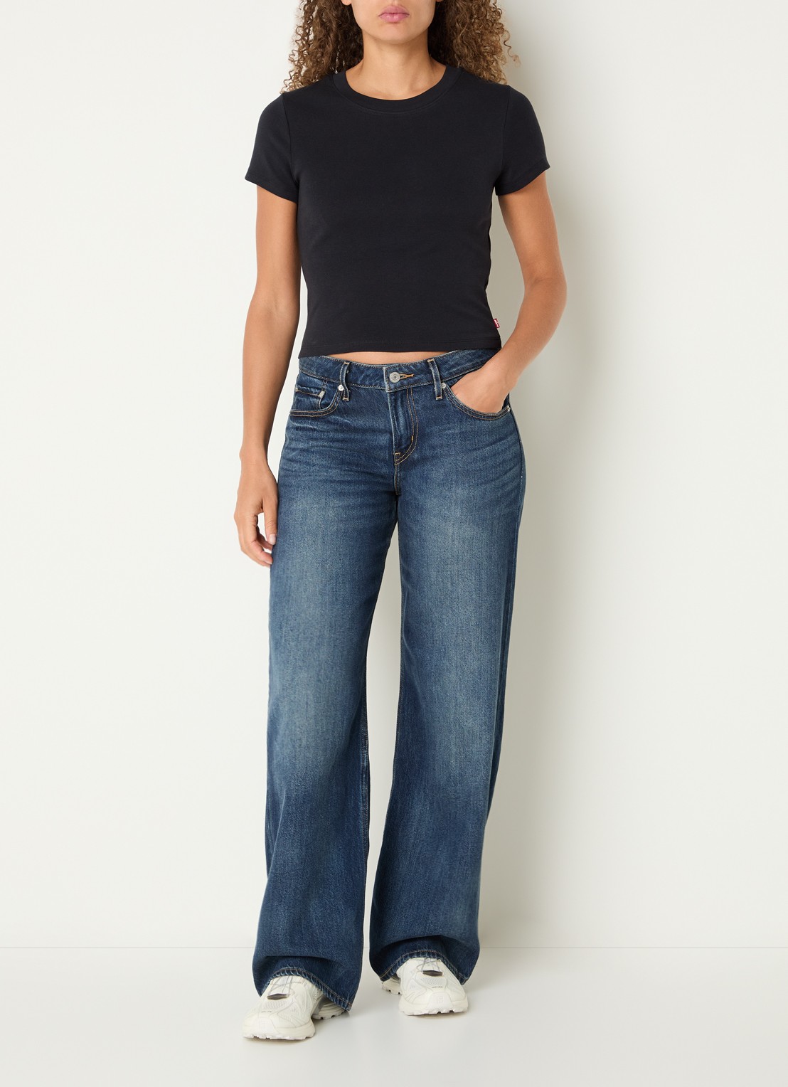 Levi's Essential cropped T-shirt met ronde hals - voorkant 2 zwart