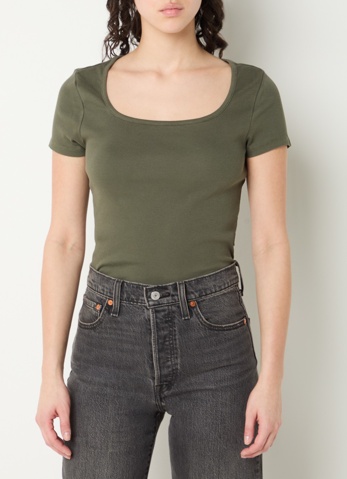 Levi's Essential ribgebreid cropped T-shirt - detail 3 bronsgroen