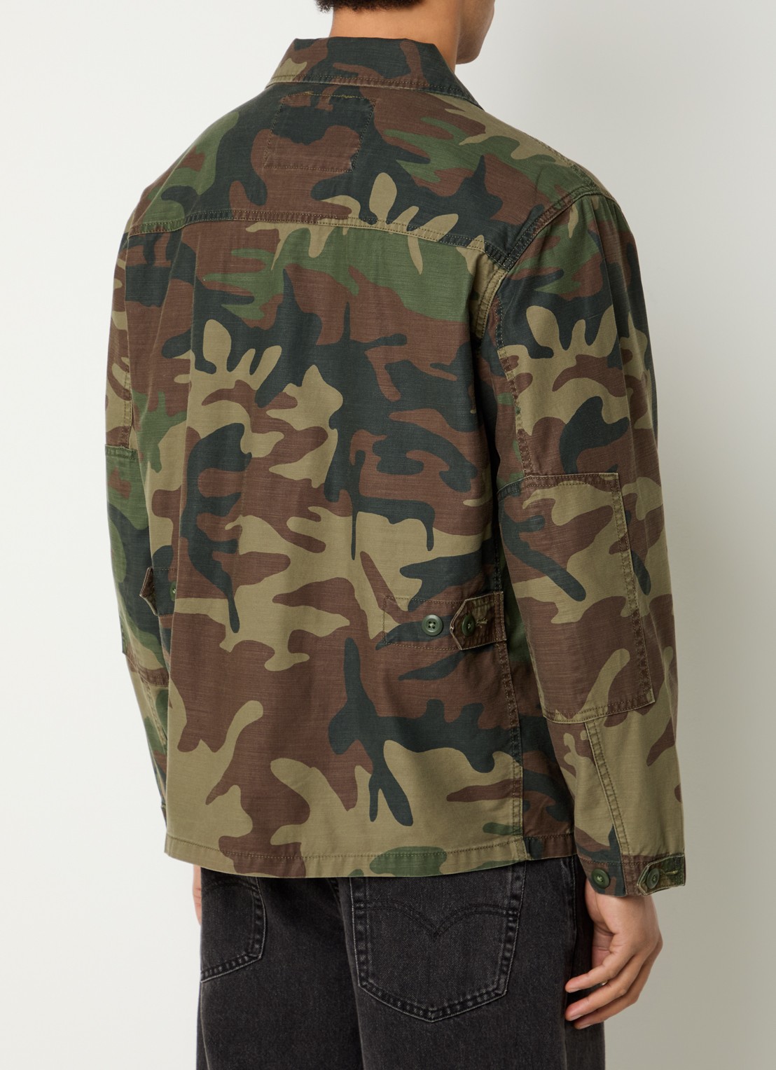 Levi's Frisko jack met camouflageprint en klepzakken - achterkant legergroen